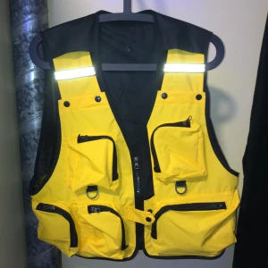 Gul Cargoväst - En unik cargo väst som kan användas för fiske eller för en unik still. Den är bara använd ett fåtal år gånger och är i princip i nyskick.