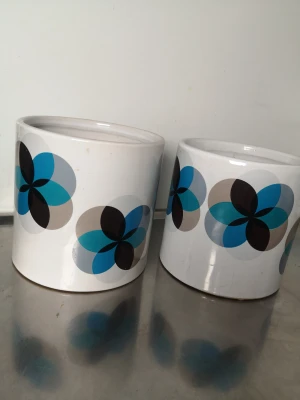 2 st Krukor - Kan mötas upp i stan. Finns ett par skavanker, därav priset. 14cm diameter H 14cm