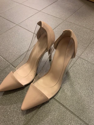 Nya höga klackar storlek 39-40  - Helt nya höga klackar, de är i storlek 40 men var lite för små för mig så passar 39 också 