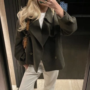 Mango jacka - INTE MINA BILDER! Säljer min populära jacka från mango, den går inte att få tag på längre 🫶🏼🫶🏼kan skicka fler bilder om det behövs 