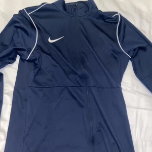 Nike kofta - Använd 2 gånger Storlek L Lite oversized 