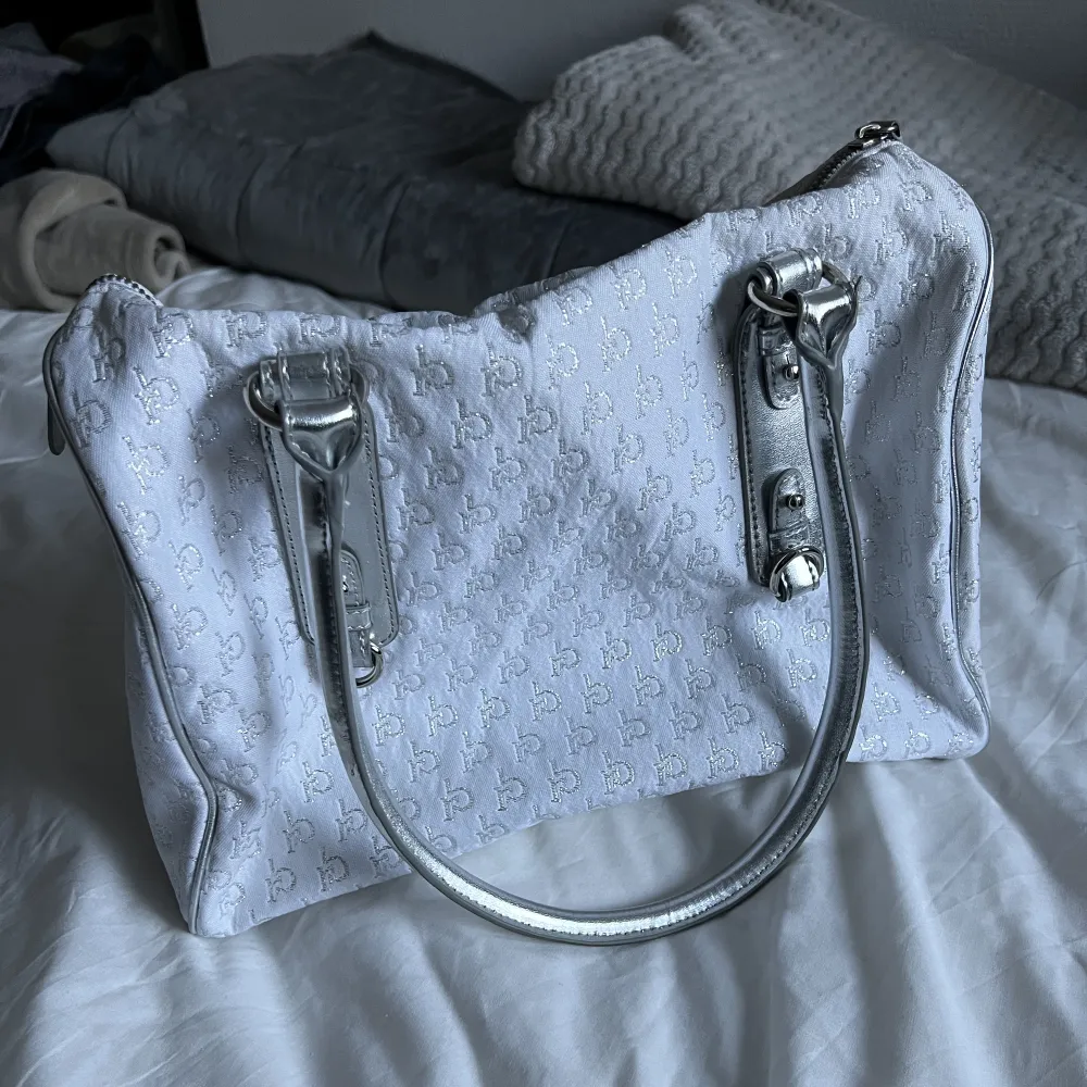 En vit vintage handväska. Fint skick. 100kr + frakt 69kr . Väskor.