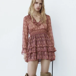 Klänning - Superfin klänning från Zara som är helt slutsåld. Den är oanvänd med prislappen kvar💗