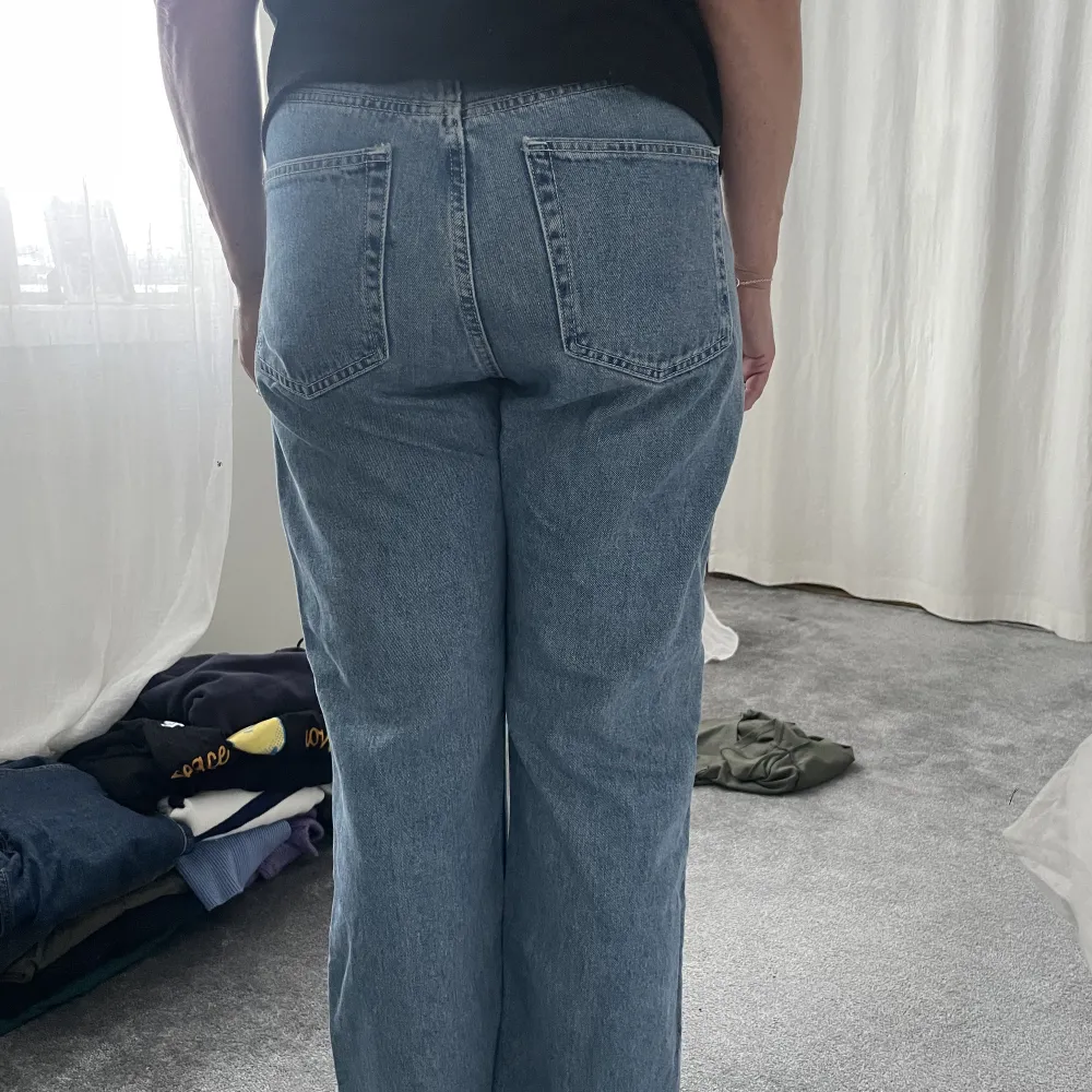 Weekday jeans i modellen rowe i storlek 30/30. Dom är lite korta på mig som är 171 ungefär😀. Jeans & Byxor.