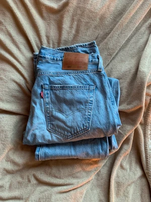 Levis 501 - Säljer mina skitsnygga Levis 501or som jag knappt använt. De är i storlek 32-32. Hör av dig om du är intreserad!