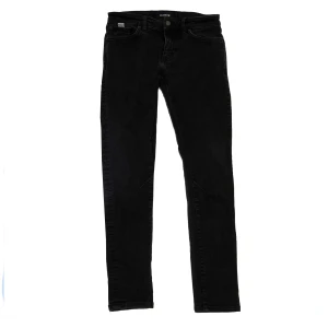 Svarta Karve Jeans - SVARTA KARVE BYXOR STORLEK: 28 NYPRIS: 1100: MÄRKE: Karve SKICK: Gott skick MÅTT:  Inner ben längd 74 cm