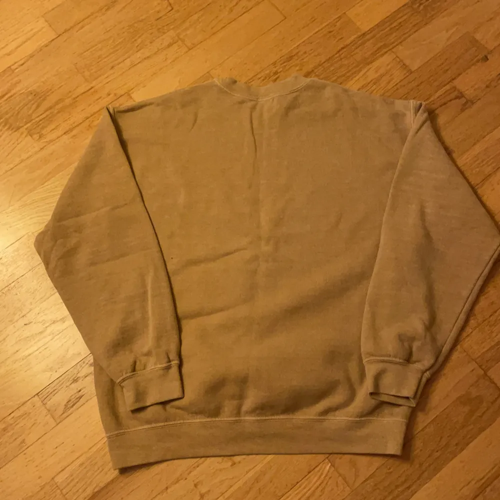 BDG Jeans sweatshirt från Urban outfitters beige i bra skick knappt använd. Tröjor & Koftor.