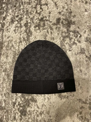 Louis Vuitton mössa - Äkta lv mössa utan kvitto eller box  Säljer billigt för den anledningen pris kan diskuteras 