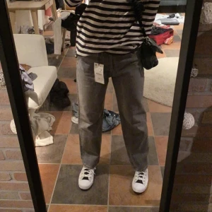 Grå jeans - Grå jeans från Zara som liknar mid rise jeansen, strl 36 & jag är 162 cm lång! Nästan helt oanvända🤍