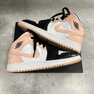 Air Jordan 1 Mid - Säljer mina Air Jordan 1 Mid (White/Arctic Orange-Black) i storlek 37.5 då jag inte använder dem längre! Använt dem runt 5 gånger, och då sparsamt!  Skriv för fler bilder eller om du har några frågor!💕 (Köparen står för frakten)