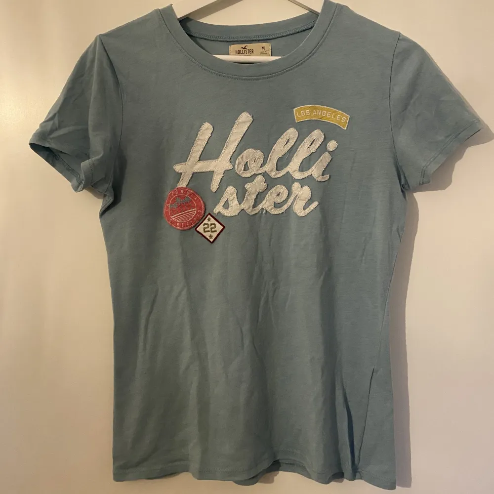 Ljusblå t-shirt från Hollister-butiken i Stockholm. . T-shirts.