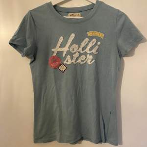 Ljusblå t-shirt från Hollister-butiken i Stockholm. 