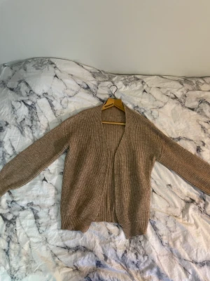 Stickad tröja - Stickad tröja från shein, storlek S men väldigt stor i storleken. Brun/beige i färgen