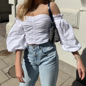 Vit topp/blus från Gina Tricot - Finaste toppen/ blusen från Gina Tricot men som inte kommer till användning så den inte riktigt är min still tyvärr. Sparsamt använd och i jättefint skick! 