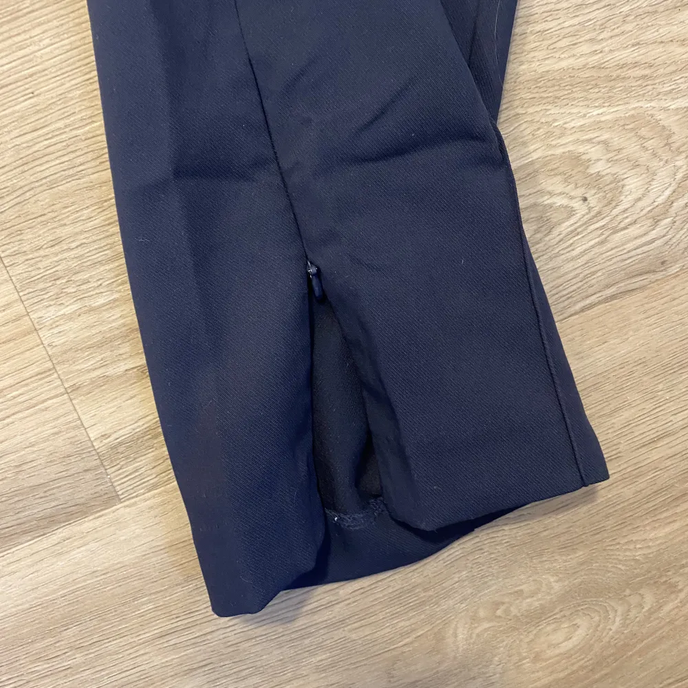 Marinblå kostymbyxor från Weekday, länge varit en favorit i garderoben. Man kan välja att ha slits längs ner eller stänga dragkedjan. Funkar både high och low waist! Nyckelplagg i garderoben som funkar till allt!. Farkut & Housut.