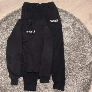 Hoodrich tracksuit  - Köpt på JD säljer den på grund av att den inte passar mig skick 9/10 