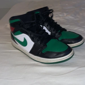 Nike air jordan mid 1 - Säljer mina eftersom jag inte använder längre, bra skick men håller på att tappa lite färg på vänstra skon!