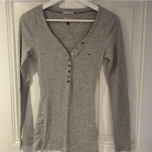 Tommy Hilfiger - Grå långärmad topp från Tommy Hilfiger, storlek M men passar även S, 250kr+frakt