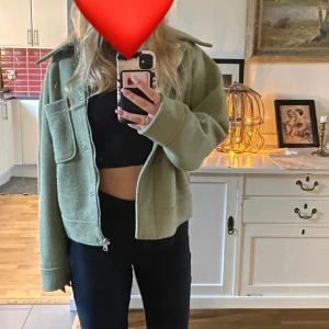 Jacka - Ljusgrön jacka från NA-KD. Använd 1gång så otroligt bra skick. 