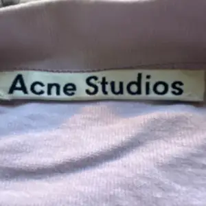 Acne studios T-shirt ljus lila, modell: oversize, aldrig använd storlek: s Köpt för 1800kr 💕
