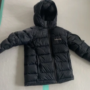 Peakperformance jacka - Jätte fin men är för liten på mig. Inga hål eller skador.