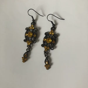 Gulfärgade strass örhängen  - Örhängen i mörkare metall. Dm:a gärna vid frågor eller funderingar! Köparen står för frakt.