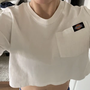 Croppad t-shirt - Från märket dickies. Jättebra skick, inga defekter. Köpare står för frakt. Skriv privat vid intresse💕