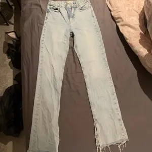 Detta är ett par vanliga jeans med slits, sitter bra, ser ut som bootcut på ungefär.