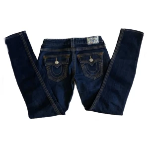 True religion jeans - Vanliga true religion jeans midjemåttet är 25W och innerbenslängden 72cm. Säljer för att dom är alldeles för små på mig😊