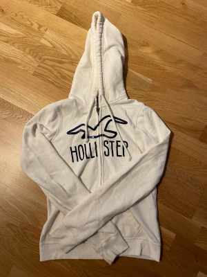 Jättesöt Hollister hoodie! - Jättesöt benvit/offwhite hoodie! Knappt använd, i bra skick. Storlek XS!