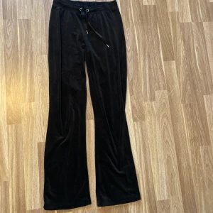 Svarta mysbyxor  - Svarta mysbyxor med lätt utsvängning. I velour/sammetstyg💞