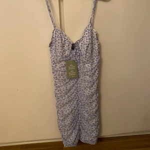 Blommig klänning - Blommig klänning från Hm, oanvänd med lappar kvar💞