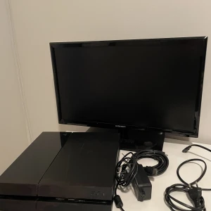 PS4 (utan kontroll) + gamingmonitor  - Säljes även separat  PS4 500GB utan kontroll - 1000kr Andersson gamingmonitor- 1000kr