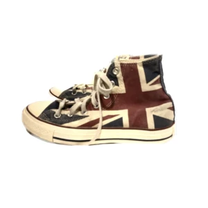 Converse - Ett par converse med Storbritanniens flagga. Dom är i storlek 38 och för små för mig tyv Pris kan diskuteras😊