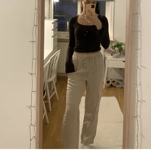 Linnebyxor- beigea - Säljer dessa oanvända linnebyxorna från Chelsea i nyskick. För korta för mig som är 172cm lång, så passar kortare personer. Byxorna är i strlk S🤍 Köparen står för frakt! (har både ett par Xs och S men Xs är sålda, därav två likadana bilder i flödet)