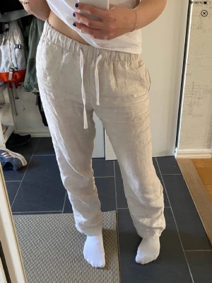 Linnebyxor - Dessa linnebyxor från hm som jag knappt använt. Skitsnygga och bekväma, man kan vika ner kanten där uppe så blir de lågmidjade vilket jag gjort. Fick ett par andra och säljer där med dessa som verkligen varit mina favoriter, skriv privat för frågor🫶🏼