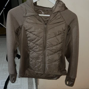 Sport jacka  - Knappt andvänd passar till vår / sommaren.  Storlek S