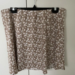 Kjol - Satinkjol ifrån lager 157. Knappt använd