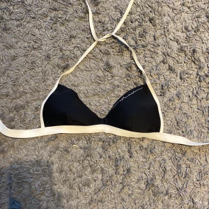 Bikinitopp - Bikini topp från röhnisch.❤️ bra skick, lite skrynklig just nu men det är för att den har bara legat i min garderob. (Fixas)