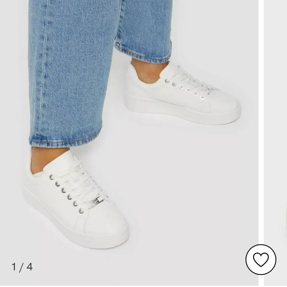 Vanliga vita sneakers från Duffy, har tagit bort den silvriga saken på snöret😇 storlek 38. Använt skick men fof snygga🫶❤️. Skor.