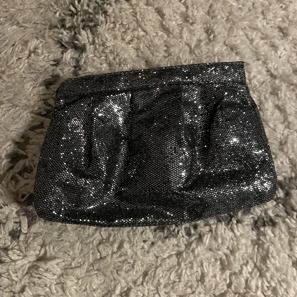 En plånbok med glitter!. Väskor.