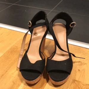 Klack skor  - Jag säljer dom här klackskorna! Om du är intresserad kan du kontakta mig 