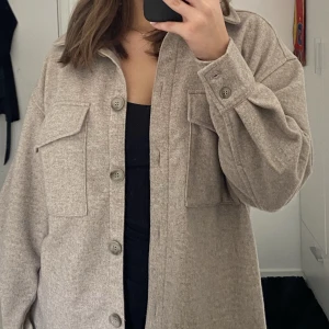 Beige jacka från HM - Säljer denna då jag fått användning av den Max 2 gånger sedan jag köpte den.  Frakt: 79kr
