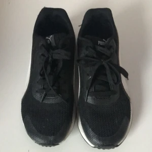 Säljer de för passar inte mig längre och har köpt nya  - Hej säljer min puma skor som inte använder längre storlek 37  