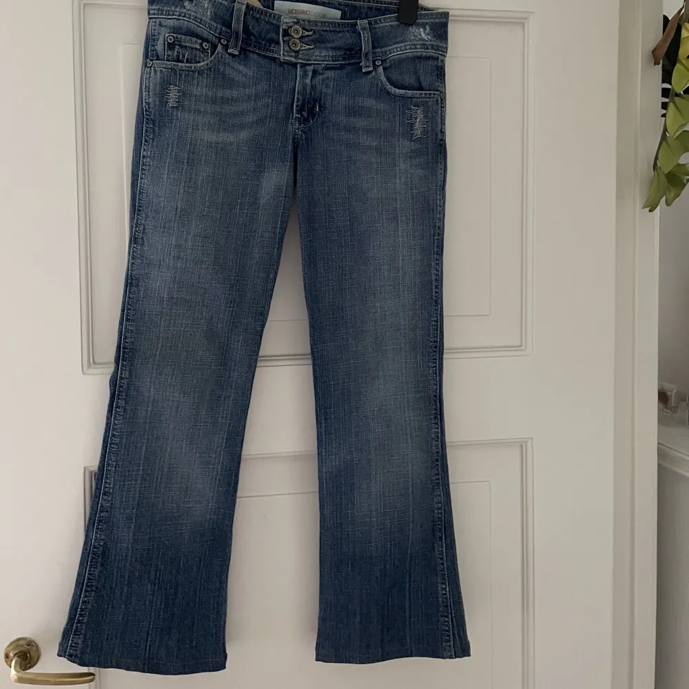 Säljer dessa sjukt coola o trendiga lågmidjade jeans pga att de tyvärr är för korta på mig😫💔 Midjemått 28 och längd 29! Köpte från en unik secondhandbutik i London så märket heter Mossimo Denim, kom privat för intresse!💞. Jeans & Byxor.