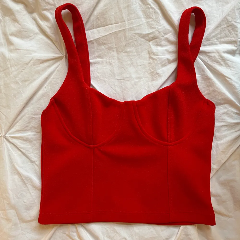 love this red zara top, super flattering and great condition, Size S. Toppar.