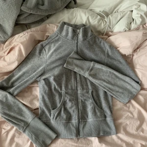 Velour kofta  - Så fin hoodie/kofta från beyondretro! Skriv privat om du har frågor eller vill ha fler bilder💋