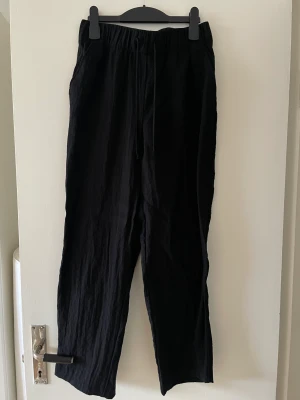 Linnebyxor  - Svarta linnebyxor i storlek S från H&M . Oanvända och i fint skick . Säljs för 100 kr + köparen står för frakten 