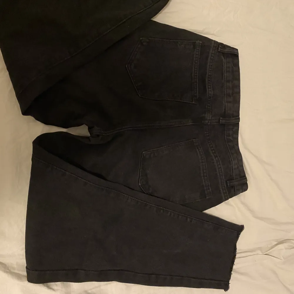 Säljer nu ett par svarta jeans i väldigt bra skick, skriv priv för frågor . Jeans & Byxor.