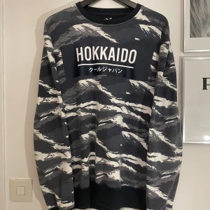 Sweatshirt ”Hokkaido” - En tröja som är köpt i Krakow, Polen därmed inget igenkännbart märke! Storlek M/S, otroligt skön tröja och i bra skick!